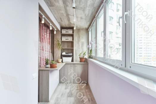 Объединение балкона с комнатой с отделкой и остеклением