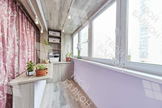 Объединение балкона с комнатой с отделкой и остеклением