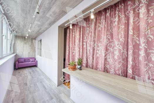 Объединение балкона с комнатой с отделкой и остеклением