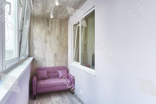 Объединение балкона с комнатой с отделкой и остеклением