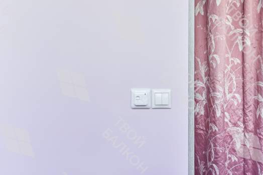 Объединение балкона с комнатой с отделкой и остеклением