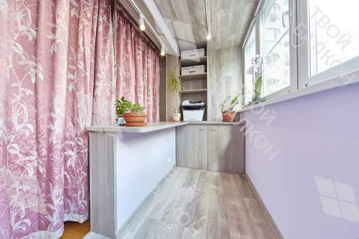 Объединение балкона с комнатой с отделкой и остеклением