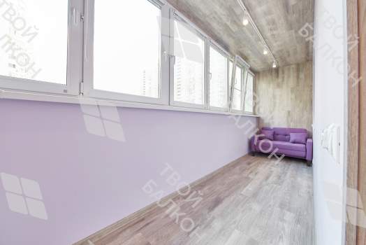 Объединение балкона с комнатой с отделкой и остеклением