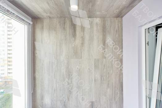 Объединение балкона с комнатой с отделкой и остеклением