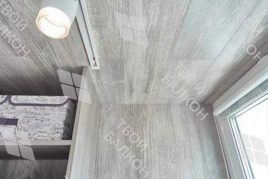 Объединение балкона с комнатой с отделкой и остеклением