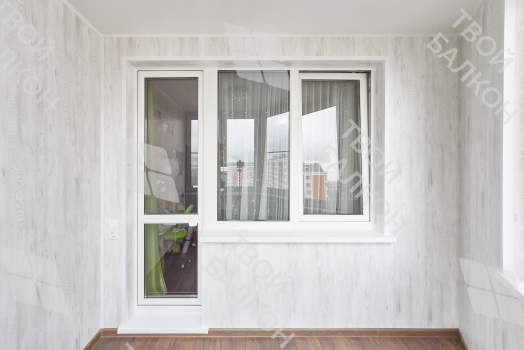 Отделка балкона МДФ панелями с эркерным остеклением Rehau