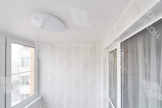 Отделка балкона МДФ панелями с эркерным остеклением Rehau