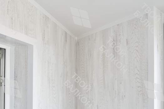 Отделка балкона МДФ панелями с эркерным остеклением Rehau