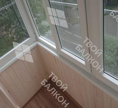 Остекление и отделка балкона деревянной вагонкой