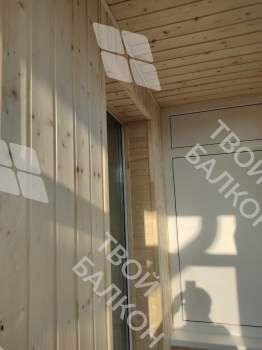 Холодное остекление балкона и отделка деревянной вагонкой