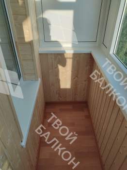 Холодное остекление балкона и отделка деревянной вагонкой