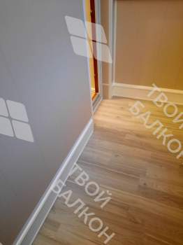 Отделка балкона панелями ПВХ и ламинат и установка кованого настенного плафона