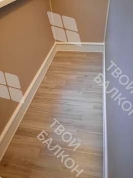 Отделка балкона панелями ПВХ и ламинат и установка кованого настенного плафона