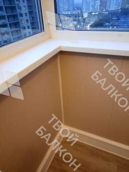 Отделка балкона панелями ПВХ и ламинат и установка кованого настенного плафона