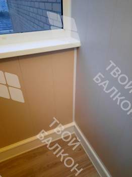 Отделка балкона панелями ПВХ и ламинат и установка кованого настенного плафона