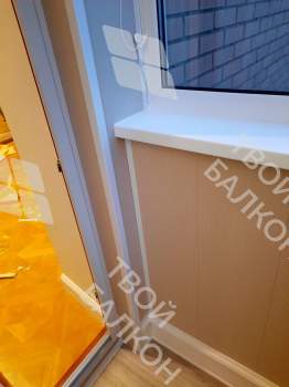 Отделка балкона панелями ПВХ и ламинат и установка кованого настенного плафона