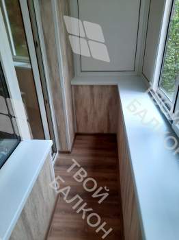 Холодное остекление и отделка П-образного балкона