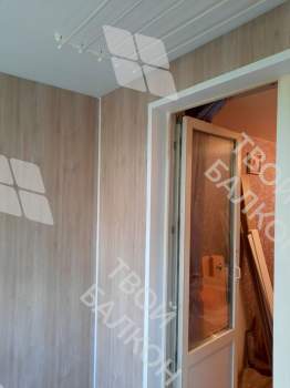 Отделка балкона под ключ ламинатом и натяжным потолком
