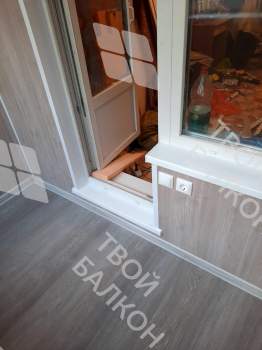 Отделка балкона под ключ ламинатом и натяжным потолком