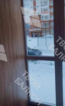 Панорамное остекление балкона и отделка ламинатом и панелями ПВХ