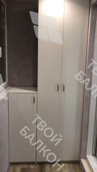 Отделка балкона гипсокартоном и ламинатом с установкой шкафа и тумбы