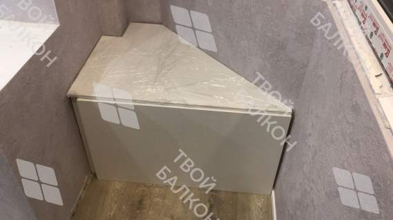 Отделка балкона гипсокартоном и ламинатом с установкой шкафа и тумбы