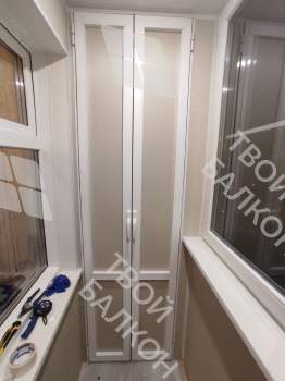 Установка на балконе трёх шкафов