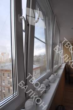 Остекление лоджии окнами с мультифункциональным стеклопакетом и отделка