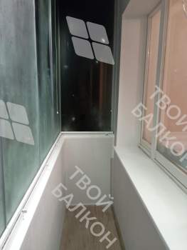 Отделка пола, стен и потолка  балкона разными материалами