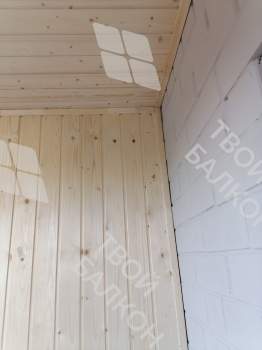 Отделка стен и потолка на балконе