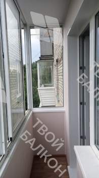 Холодное остекление PROVEDAL и отделка балкона ламинатом 33 класса.
