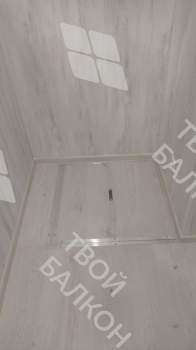 Отделка пола и потолка на балконе в кирпичном доме индивидуальной планировки