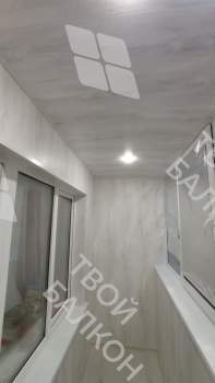 Отделка пола и потолка на балконе в кирпичном доме индивидуальной планировки