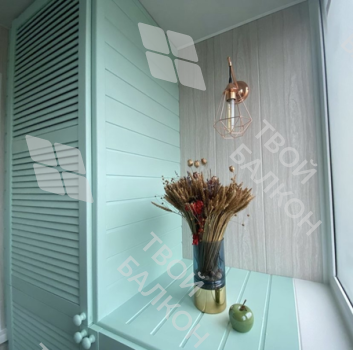 Хранение вещей и зона отдыха на балконе