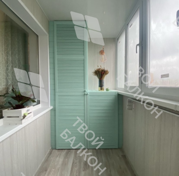 Хранение вещей и зона отдыха на балконе