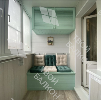 Хранение вещей и зона отдыха на балконе