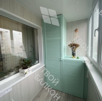 Хранение вещей и зона отдыха на балконе