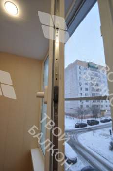 Остекление и отделка балкона ПВХ панелями и ламинатом