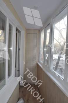 Остекление и отделка балкона ПВХ панелями и ламинатом