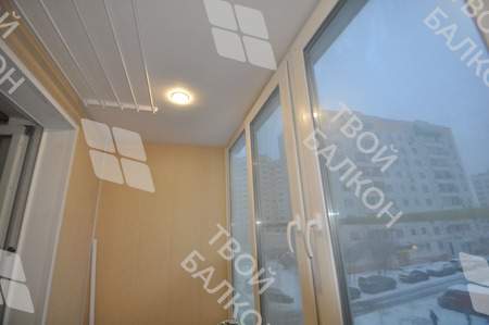 Остекление и отделка балкона ПВХ панелями и ламинатом