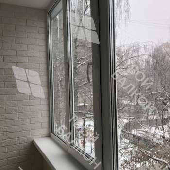 Отделка балкона декоративным камнем, ламинат и натяжной потолок