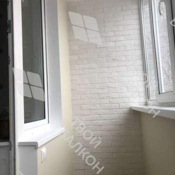 Отделка балкона декоративным камнем, ламинат и натяжной потолок