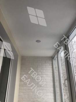 Отделка балкона декоративным камнем, ламинат и натяжной потолок