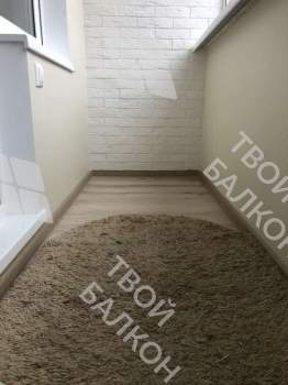 Отделка балкона декоративным камнем, ламинат и натяжной потолок