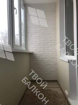 Отделка балкона декоративным камнем, ламинат и натяжной потолок