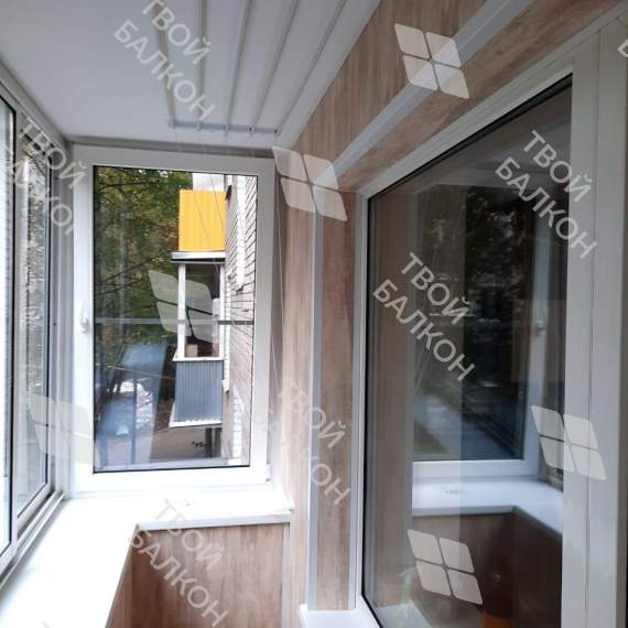 Холодное остекление и отделка П-образного балкона