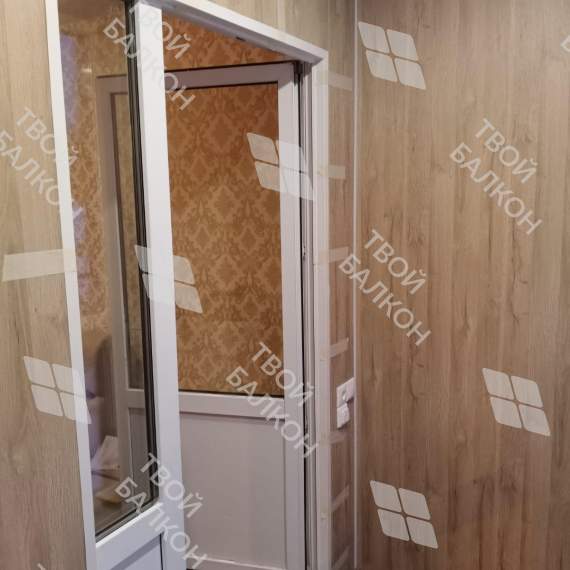 Панорамное остекление балкона и отделка ламинатом и панелями ПВХ