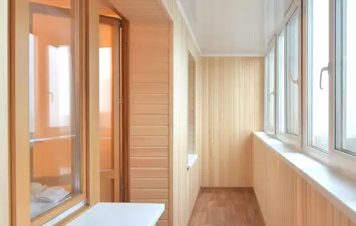 Отделка балконов деревом